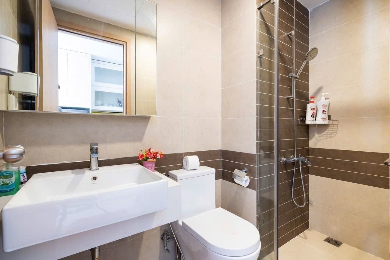 Comfort Studio Suite | Bathroom | Shower, hair dryer, slippers, towels