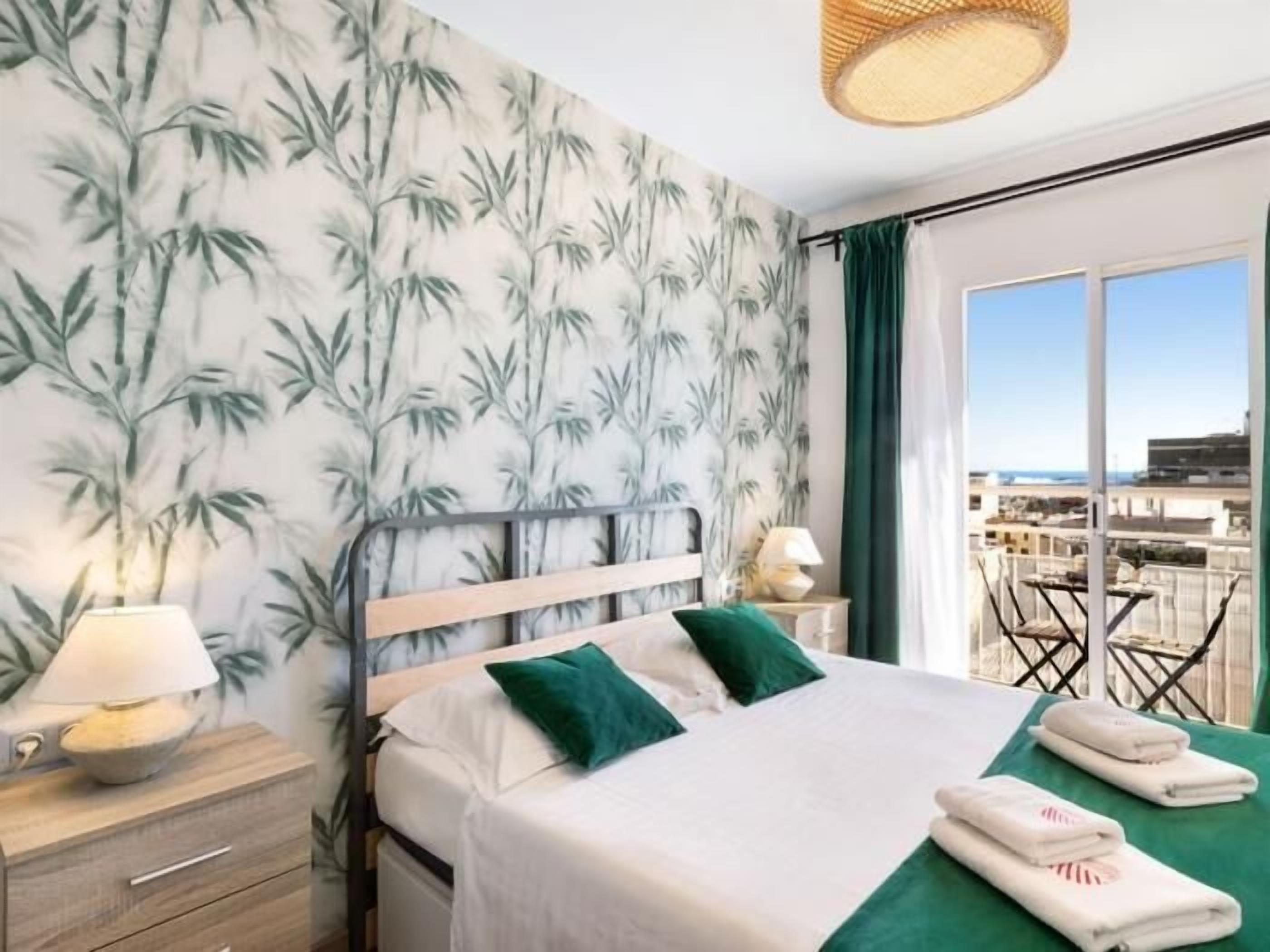 1 habitación, acceso a internet y ropa de cama 