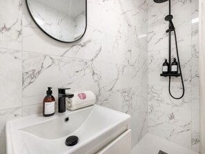 Shower, hair dryer, towels - Apartamento Santa Catalina 1 (Palma)