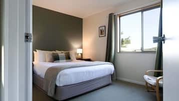 2 bedrooms, iron/ironing board, WiFi