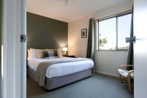 2 bedrooms, iron/ironing board, WiFi