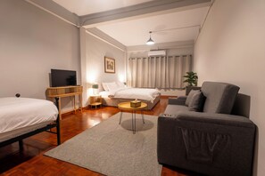 Deluxe Triple Room, Balcony, City View - Baan Batra Heritage Suite (Bangkok)