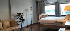 Junior tweepersoonskamer, balkon, uitzicht op stad