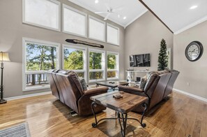 Smart TV, fireplace - Secluded Lakefront Home in Hot Springs (Hot Springs)