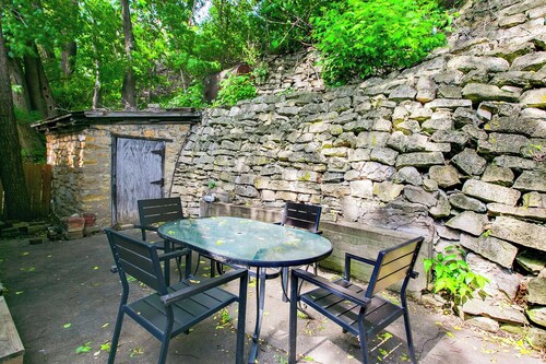 Mrs. Hippie Inn- Bluffside Suite near the Mississippi River in Alma, Wisconsin