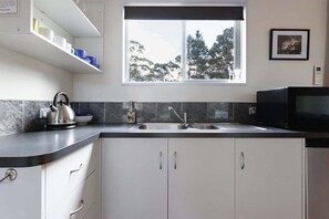 Fridge, microwave, oven, toaster - Heimat Rural Retreat - Pademelon Patch Chalet (Black Hills)