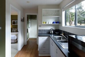 Fridge, microwave, oven, toaster - Heimat Rural Retreat - Pademelon Patch Chalet (Black Hills)