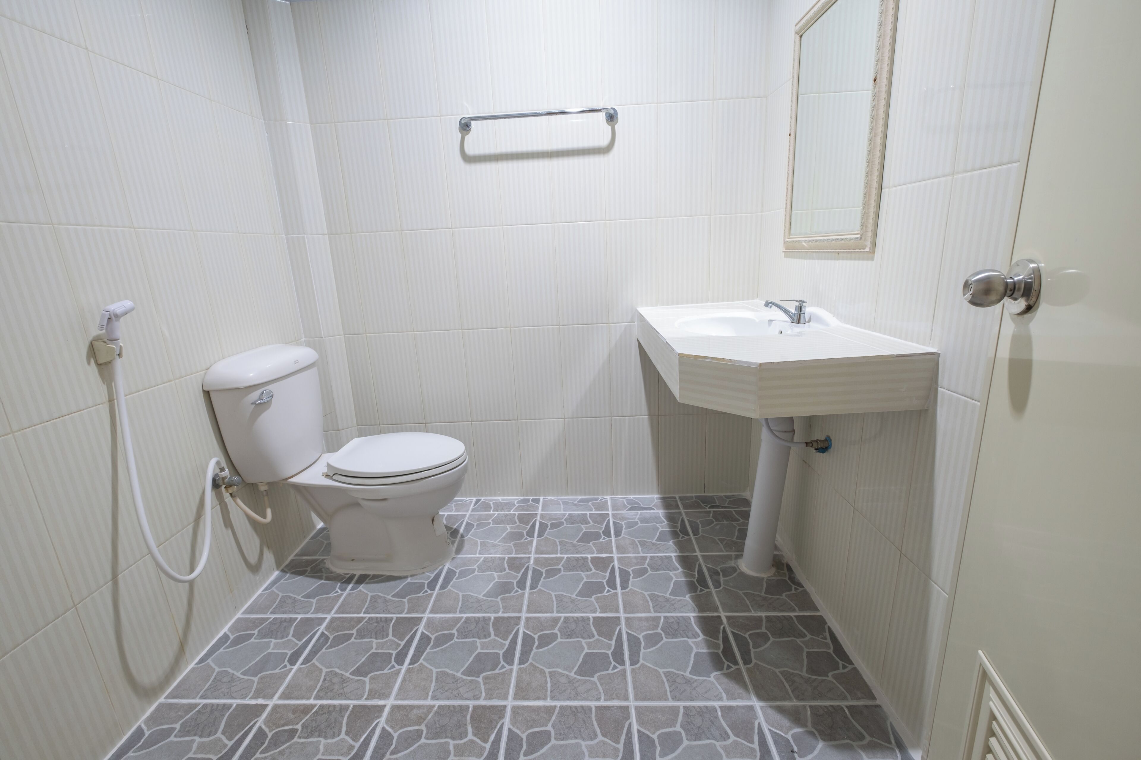 Standard Twin Room | Bathroom | Hair dryer, towels, soap, shampoo