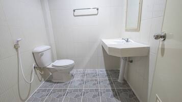 Standard Twin Room | Bathroom | Hair dryer, towels, soap, shampoo