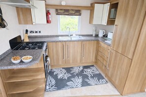 Fridge, microwave, oven, cookware/dishes/utensils - Wyreside caravan, ideal family break on fishing park close to Lancaster and Blackpool (Dolphinholme)