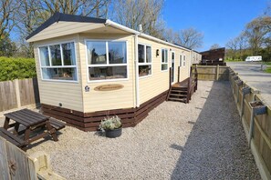 Outdoor dining - Wyreside caravan, ideal family break on fishing park close to Lancaster and Blackpool (Dolphinholme)