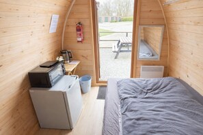 1 bedroom, bed sheets - Wyreside Pod, ideal for romantic escape and exploring Lancashire and southern Lake District (Dolphinholme)