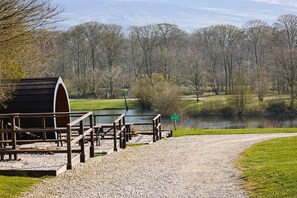 Property grounds - Wyreside pod, ideal family break on fishing park close to Lancaster and Blackpool (Dolphinholme)