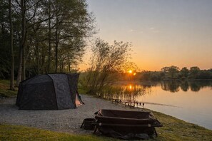 Property grounds - Wyreside pod, ideal family break on fishing park close to Lancaster and Blackpool (Dolphinholme)