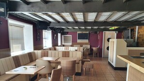A restaurant with booths and tables, a tiled floor, and a bar area. - Wyreside pod, ideal family break on fishing park close to Lancaster and Blackpool (Dolphinholme)