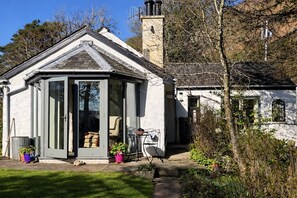 Exterior detail - The Old Chapel, Threlkeld -  bungalow with stunning mountain views (Threlkeld)