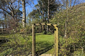 Property grounds - The Old Chapel, Threlkeld -  bungalow with stunning mountain views (Threlkeld)