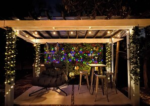 Outdoor dining - Luxury Family Retreat/Hot Tub, 2 Fire Pits, Sauna, Massage Chair & Game Room (Alexandria)