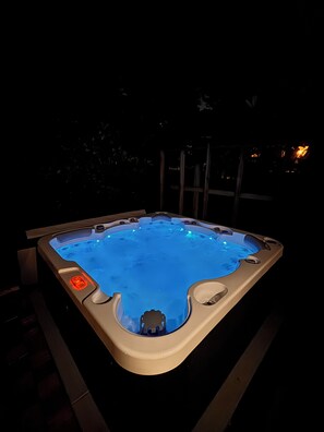 Een hottub met bedieningspaneel en een pomp.
