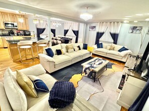 Smart TV, fireplace, table football, ping pong - Luxury Family Retreat/Hot Tub, 2 Fire Pits, Sauna, Massage Chair & Game Room (Alexandria)