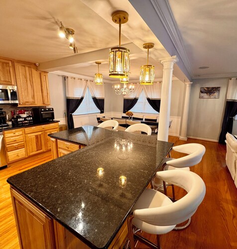 Mid-Term Luxury Family Stay/Hot Tub, 2 Fire Pits, Sauna, Massage Chair & Arcade