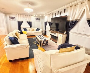 Smart TV, fireplace, table football, ping pong - Luxury Family Retreat/Hot Tub, 2 Fire Pits, Sauna, Massage Chair & Game Room (Alexandria)