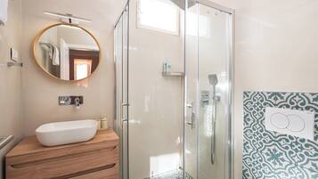Comfort-Studio, Stadtblick | Badezimmer | Haartrockner, Handtücher, Seife, Shampoo