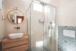 Comfort-Studio, Stadtblick | Badezimmer | Haartrockner, Handtücher, Seife, Shampoo