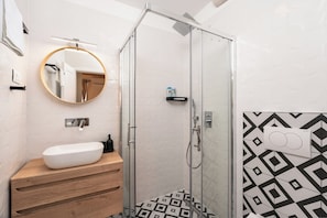 Comfort Studio, City View | Bathroom | Hair dryer, towels, soap, shampoo - South & Comfort (Dubrovnik)