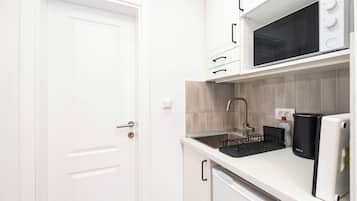 Studio tiện nghi đơn giản, quang cảnh thành phố | Bếp riêng | Tủ lạnh nhỏ, lò vi sóng, bếp nấu, dụng cụ nấu nướng/bát dĩa/dao nĩa