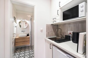 Comfort Studio, City View | Private kitchen | Mini-fridge, microwave, stovetop, cookware/dishes/utensils - South & Comfort (Dubrovnik)