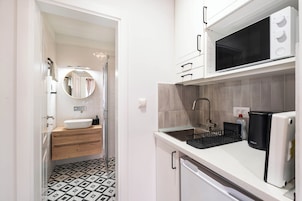 Estúdio conforto, vista para a cidade | Cozinha privada | Frigobar, micro-ondas, cooktop, talheres/pratos/utensílios de cozinha