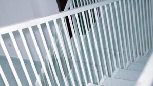 Un escalier avec des rampes et des marches blanches.