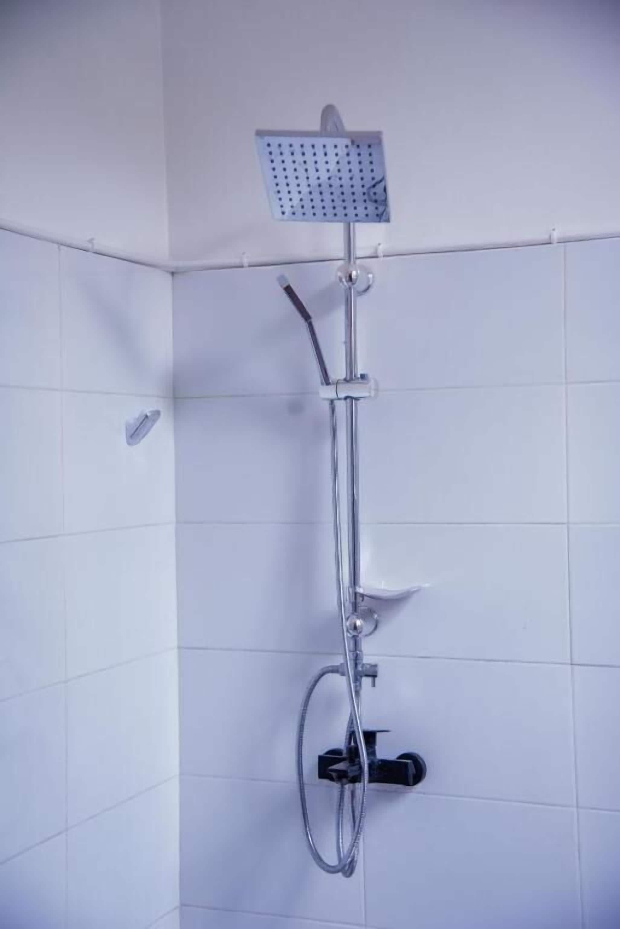 Habitación Deluxe doble, balcón, vistas a la montaña | Baño | Bañera, artículos de higiene personal gratuitos y secador de pelo