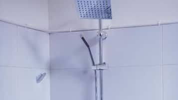Habitación Deluxe doble, balcón, vistas a la montaña | Baño | Bañera, artículos de higiene personal gratuitos y secador de pelo