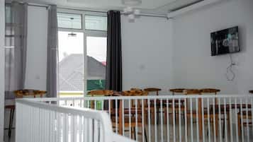 Appartement, balcon, vue montagne | Restauration