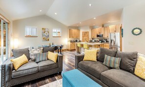 Smart TV - 
River Canyon Retreat Pet Friendly and Walkable (Bend)