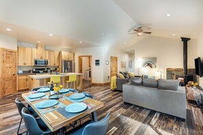 Interior - 
River Canyon Retreat Pet Friendly and Walkable (Bend)