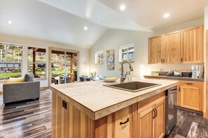 Private kitchen - 
River Canyon Retreat Pet Friendly and Walkable (Bend)