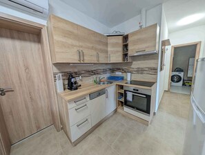 Kühlschrank, Mikrowelle, Herdplatte, Wasserkocher mit Kaffee-/Teezubehör