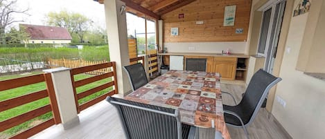 تناول الطعام بالخارج