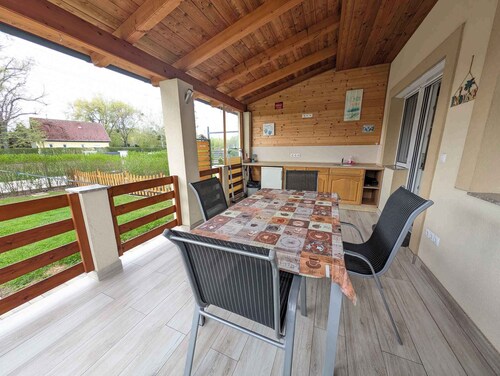 Holiday home with outdoor kitchen, Wi-Fi and air conditioning