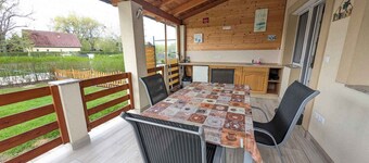 Holiday home with outdoor kitchen, Wi-Fi and air conditioning