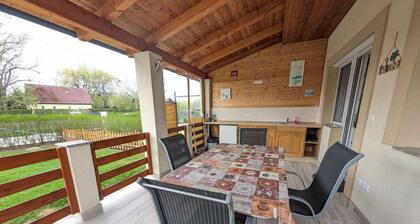 Holiday home with outdoor kitchen, Wi-Fi and air conditioning
