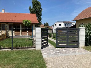 Exterior - Holiday home with outdoor kitchen, Wi-Fi and air conditioning (Balatonmáriafürdő)
