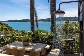 Outdoor dining - Palms on Kennedy Point (Waiheke Island)
