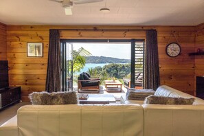 TV, offices - Palms on Kennedy Point (Waiheke Island)
