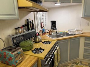 Eine Küche mit Herd, Toaster, Wasserkocher und Spüle.