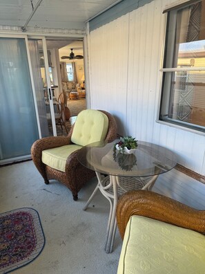 Outdoor dining - 3-bedroom house in beautiful Bradenton with cool AC breeze (Bradenton)