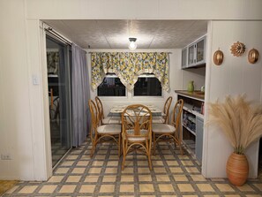 Dining - 3-bedroom house in beautiful Bradenton with cool AC breeze (Bradenton)